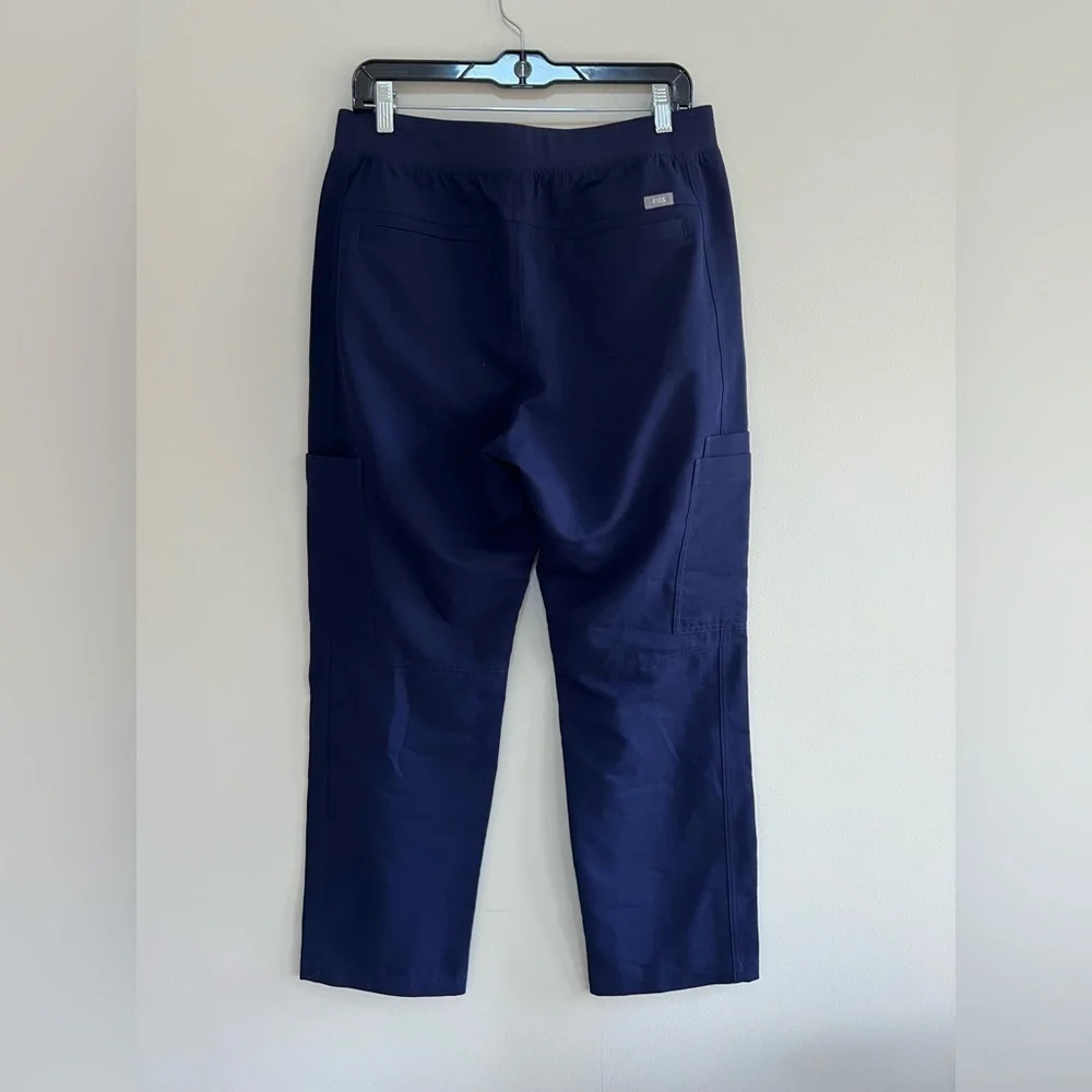 FIGS Men’s Axim Cargo Scrub Pants™ in Navy Blue, size M/S